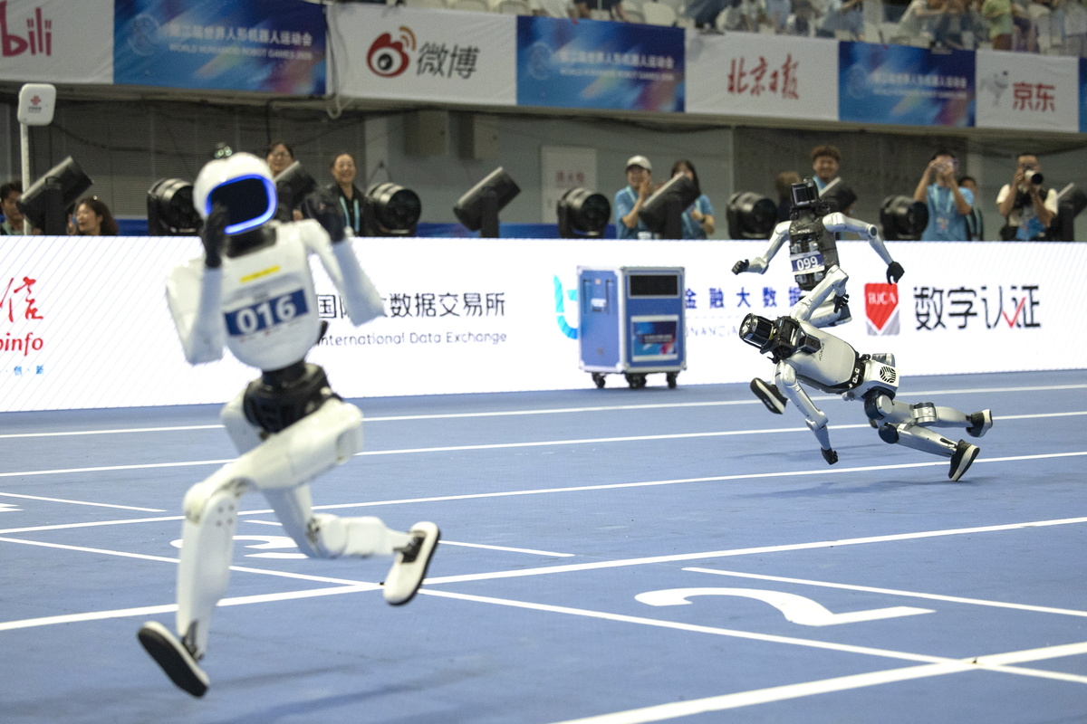 Robots humanoides durante la prueba de grandes robots 400m en los Juegos Mundiales de Robots Humanoides. | EFE