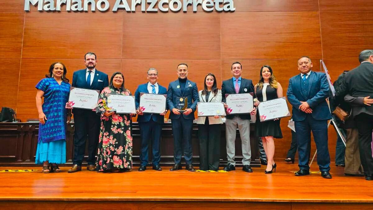 Alcalde de Metepec recibe premio. | Foto: Especial