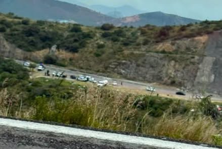 Camioneta cae a barranco de más de 40 metros en Zimapán. (Cortesía)