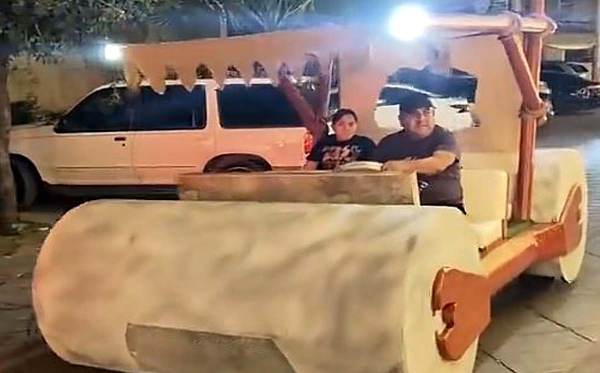 Captan auto de 'Los Picapiedra' en Torreón. | Foto Tiktok Arturoguillermobe