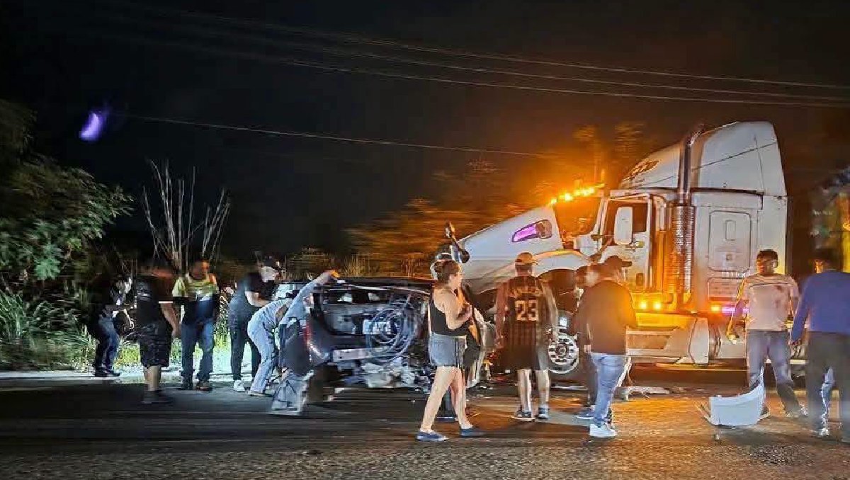 La carretera permaneció cerrada en ambos sentidos tras el accidente. | Especial