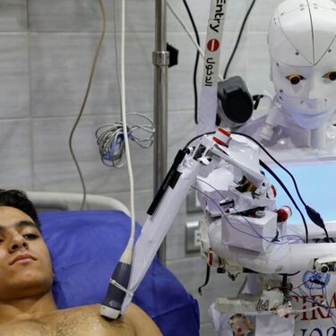 El especialista destacó que la IA permitirá agilizar diagnósticos y tratamientos, aunque subrayó que la responsabilidad médica seguirá siendo indivisible.