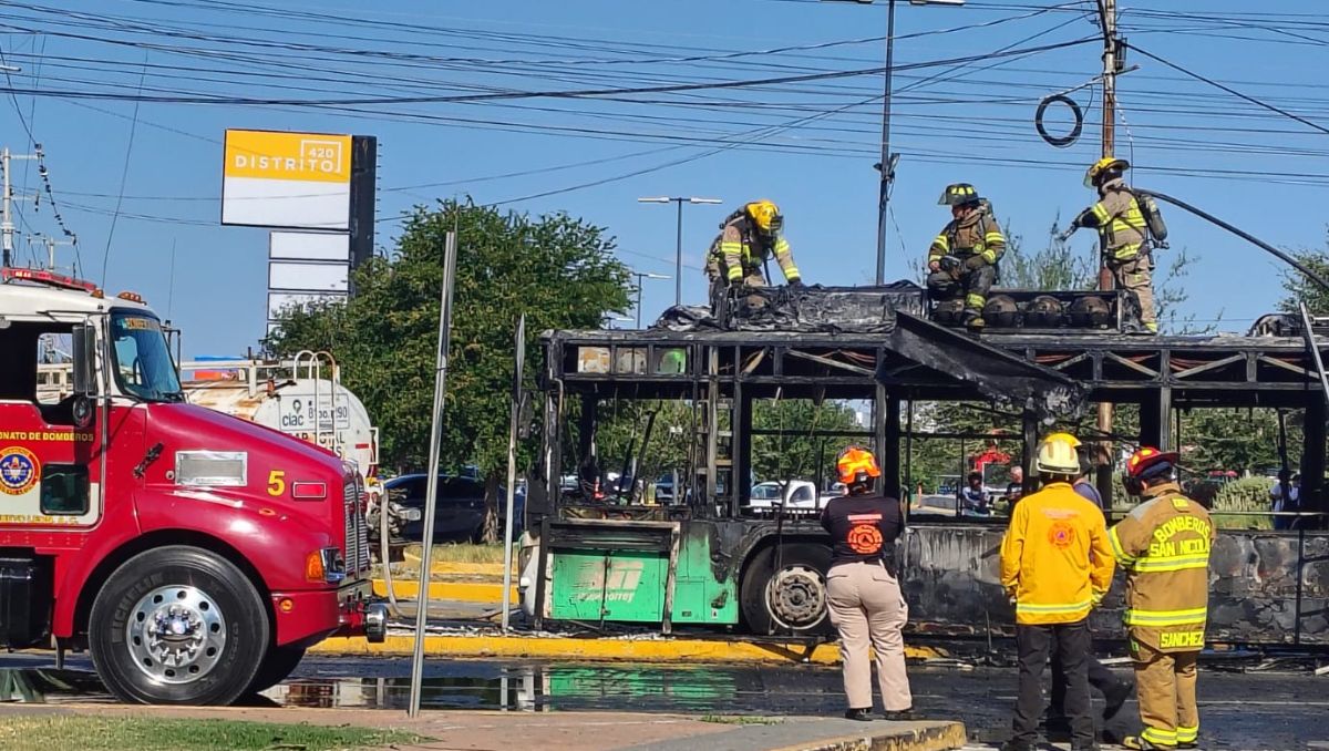El fuego consumió totalmente la unidad del transmetro. Foto: Israel Santacruz