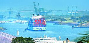 El bajo nivel del agua obligó a restringir el número de buques que transitan por el Canal de Panamá. EFE