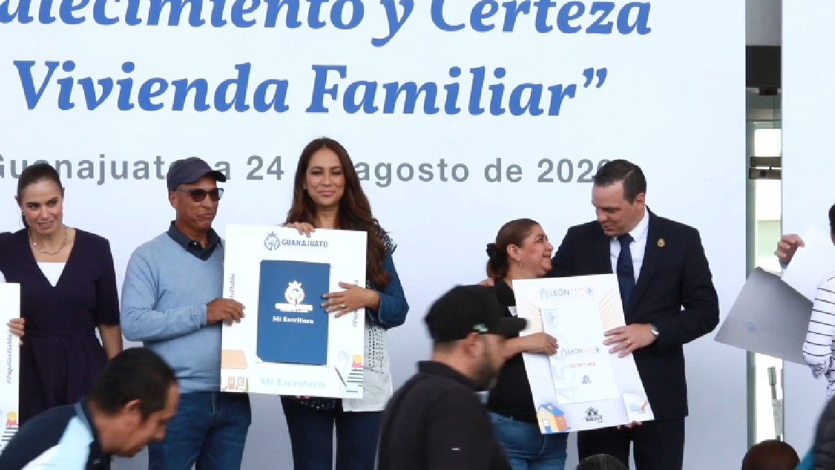 Papelito Habla en León. | Redes sociales.