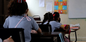 Juan Pablo Arredondo, psicólogo familiar, menciona que en otros países se han enfocado en regular el uso del celular en escuelas, lo que ha mejorado el rendimiento de los estudiantes.