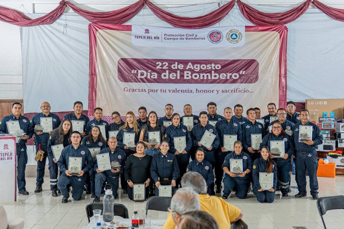 Reconocen a 32 bomberos en Tepeji del Río. (Cortesía: Ayuntamiento de Tepeji)