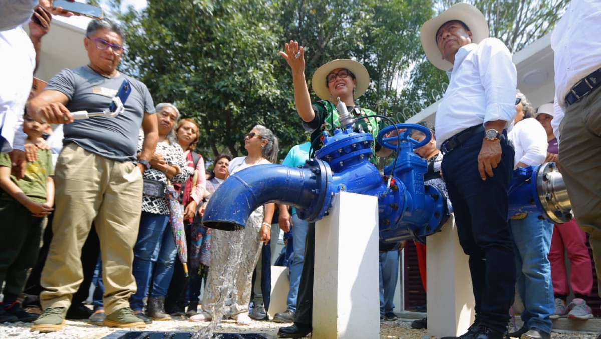 Suministro de agua potable en Ecatepec. | Foto: Especial