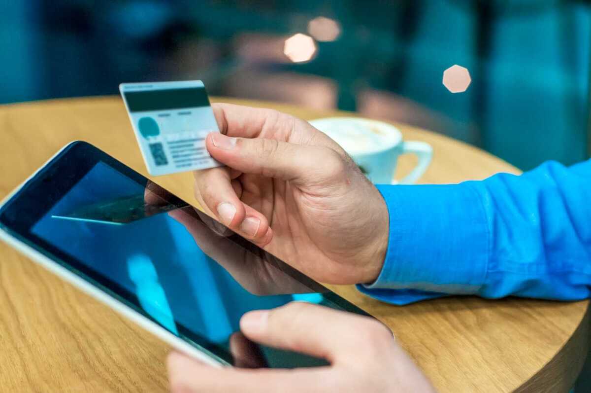 La transferencia bancaria está desplazando los pagos con tarjetas. | Foto: Magnific