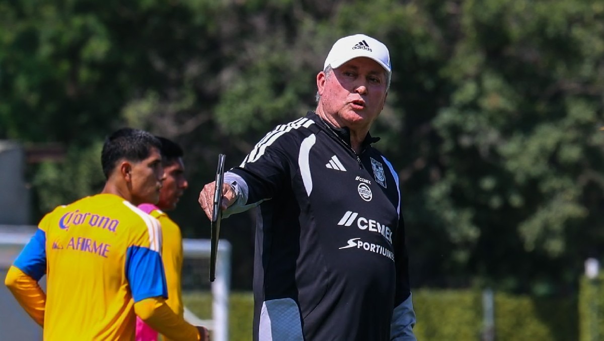Víctor Manuel Vucetich dirige su primera semana completa de entrenamientos con Tigres de cara al partido ante Santos Laguna. (X @TigresOficial)