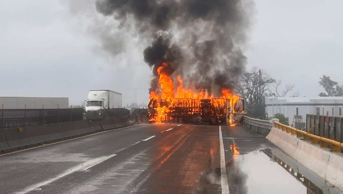 La volcadura del tráiler se registró en el kilómetro 14 del Circuito Exterior Mexiquense. | Foto: Protección Civil Edomex