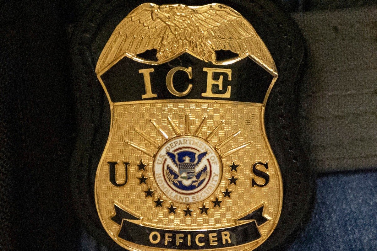 Un agente federal porta una placa del Servicio de Inmigración y Control de Aduanas (ICE) en Nueva York. | AP