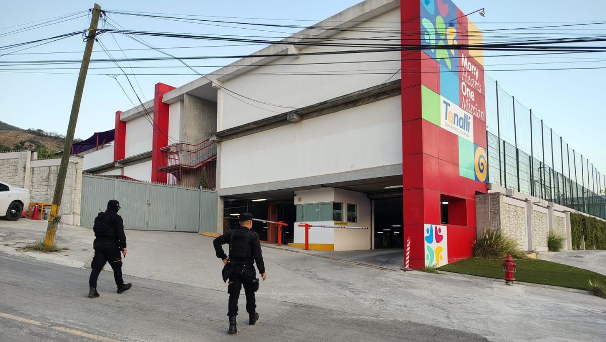 Agentes de la Fiscalía de Nuevo León catearon un colegio privado en El Uro | Agustín Martínez