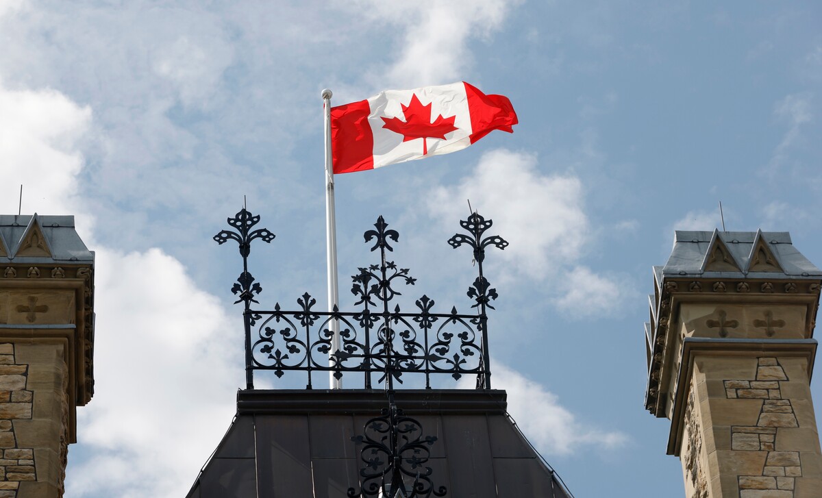 La bandera canadiense ondea el sábado 22 de agosto de 2026 en la Colina del Parlamento, Ottawa. | AP