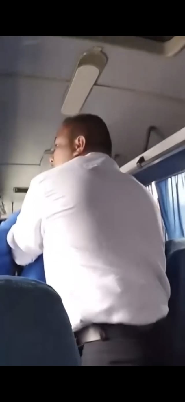 Chófer arremete contra pasajero por mochila en Zimapán. (Redes Sociales)