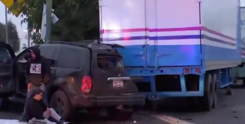 Un choque de una camioneta contra un tráiler estacionado en la gasolinera La Gurrumina dejó dos lesionados en el Periférico Ecológico de Puebla.
