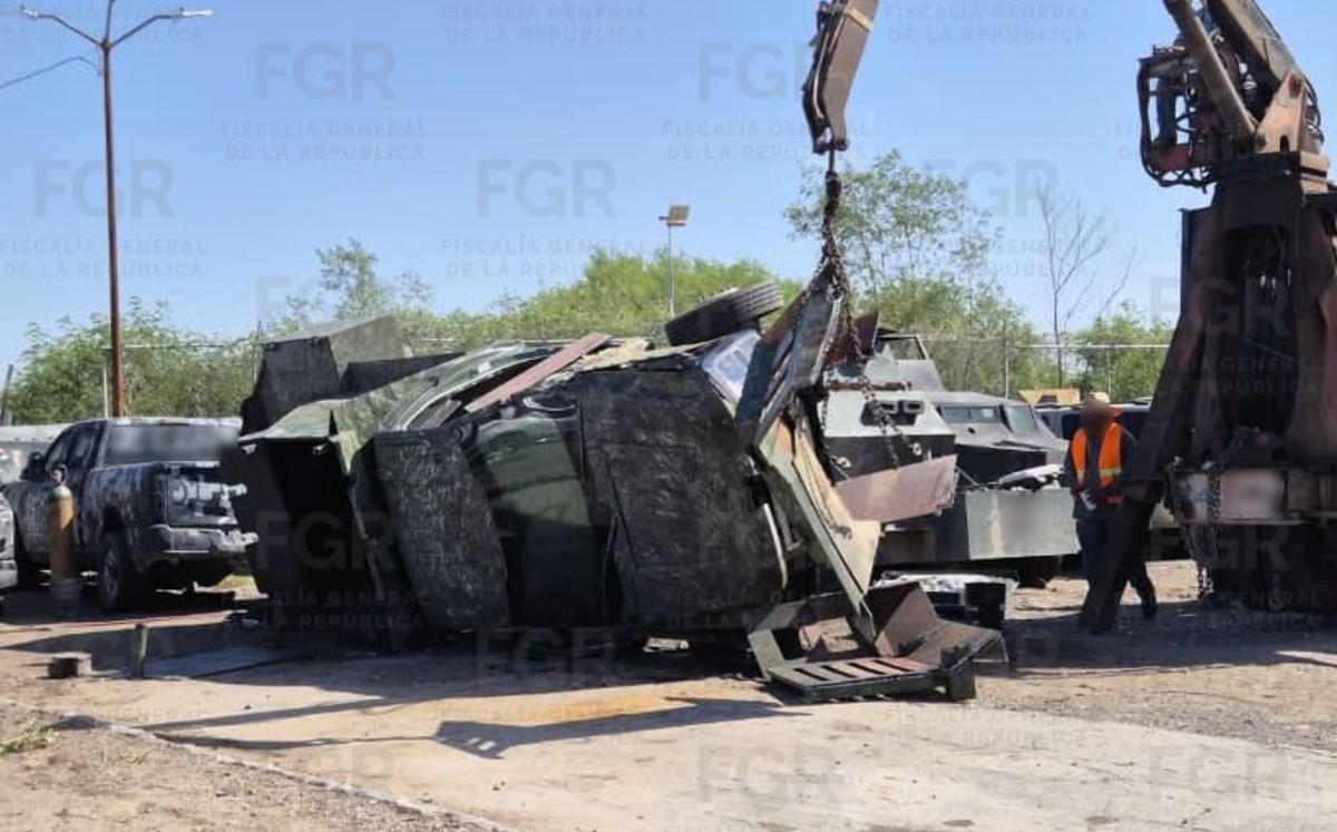 Destruyen autos monstruos con blindaje artesanal en Tamaulipas. | Cortesía FGR