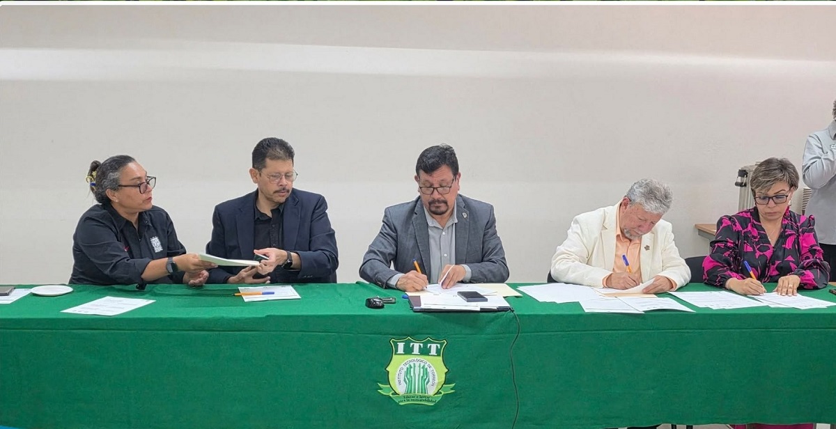 Directivos en la firma de convenio para generar una red de colaboración en beneficio de los estudiantes. Foto tomada de Facebook TecNM Torreón.