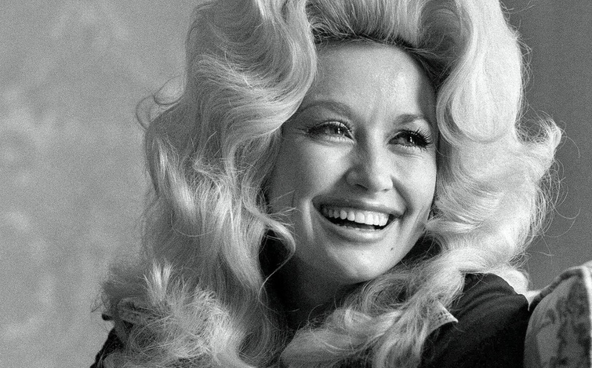 Dolly Parton en 1975, su música abordaba la privación y la pérdida, al tiempo que irradiaba posibilidades y esperanza. |Foto: Jack Manning/ NYT