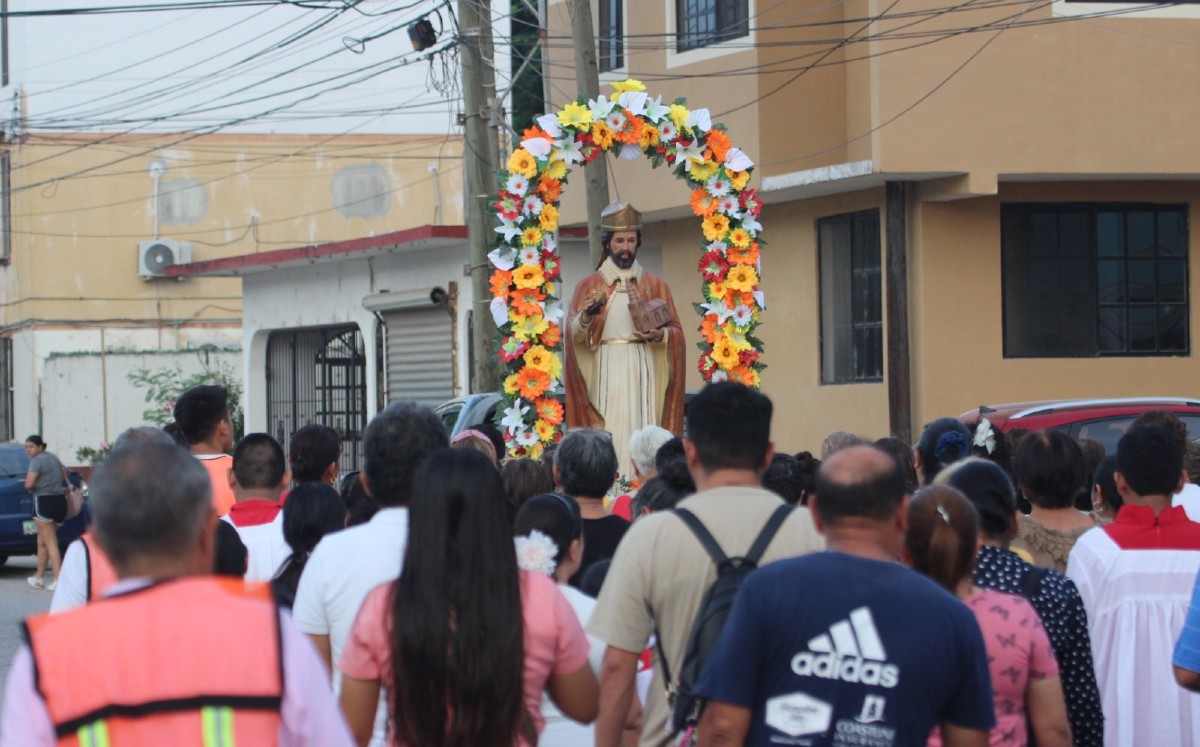 La fe toma las calles de Tampico en honor a San Agustín. | Foto: Sergio Sánchez
