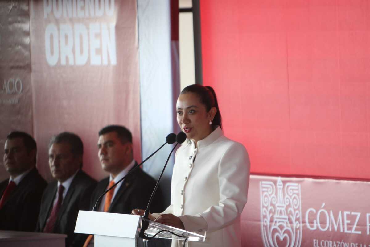 En Gómez Palacio, Betzabé Martínez rinde su Primer Informe de Gobierno. | Foto: Rolando Riestra.