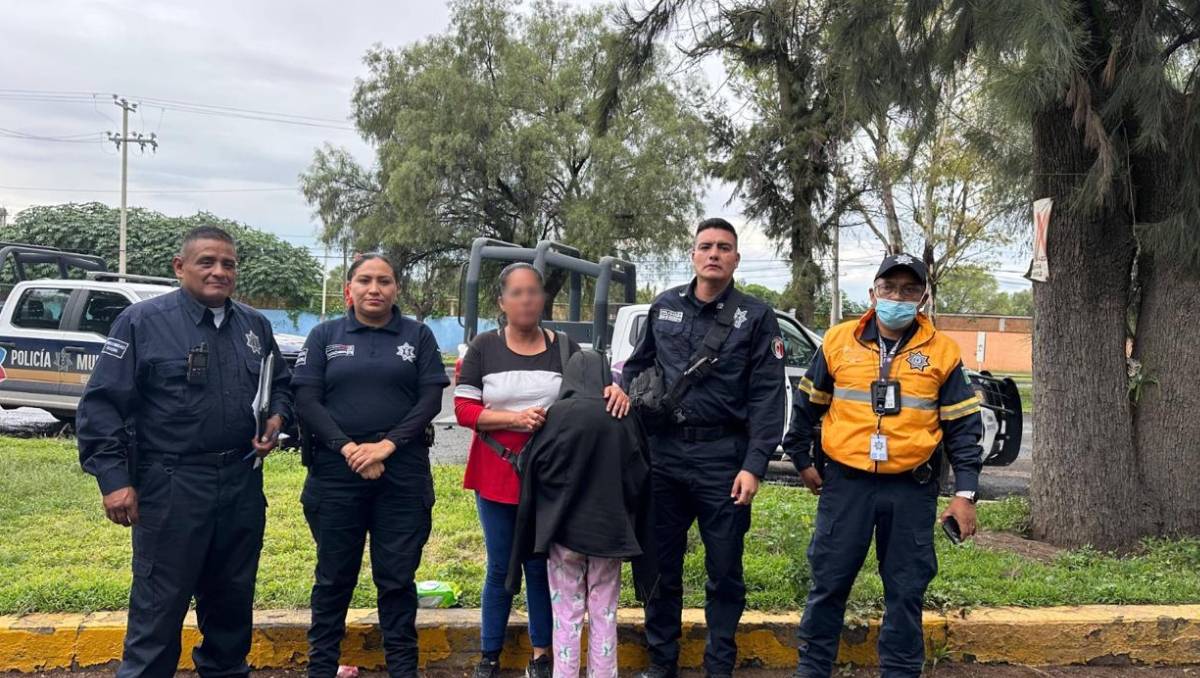 Una menor extraviada fue localizada y reunida con su familia tras el apoyo de policías estatales y municipales de Ecatepec. | Foto: Especial