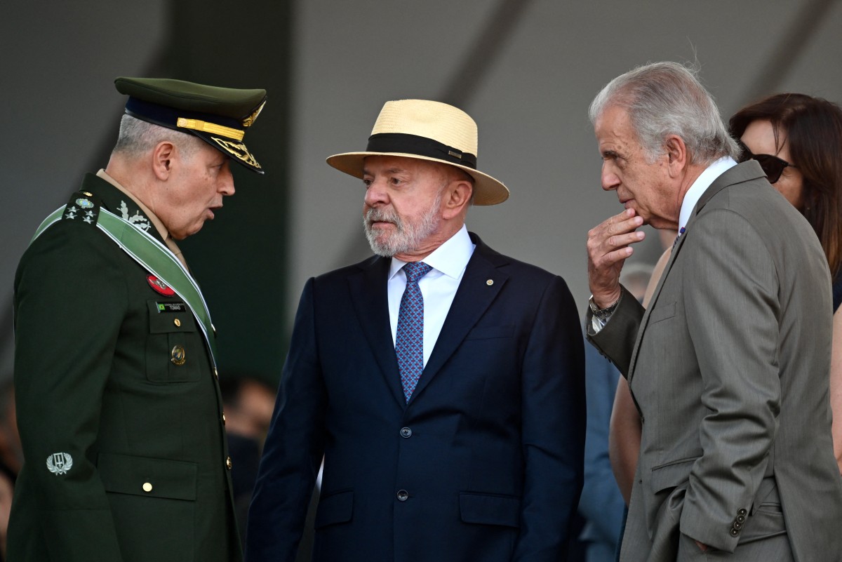 El presidente de Brasil, Luiz Inácio Lula da Silva (C), conversa con su ministro de Defensa, José Mucio (D), y el comandante del Ejército. | AFP