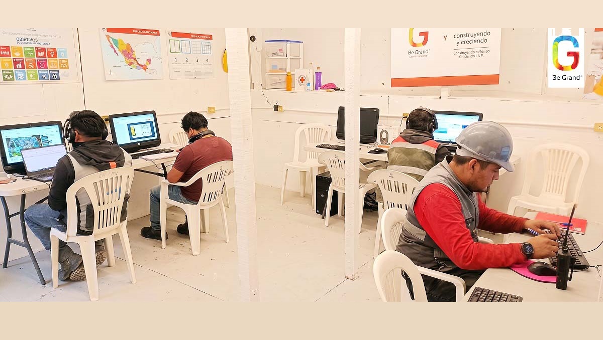 Trabajadores de la construcción pueden continuar sus estudios en aulas instaladas directamente dentro de las obras. (Cortesía)