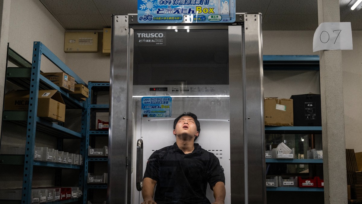 Trabajadores japoneses usan refrigeradores contra el calor extremo | AFP