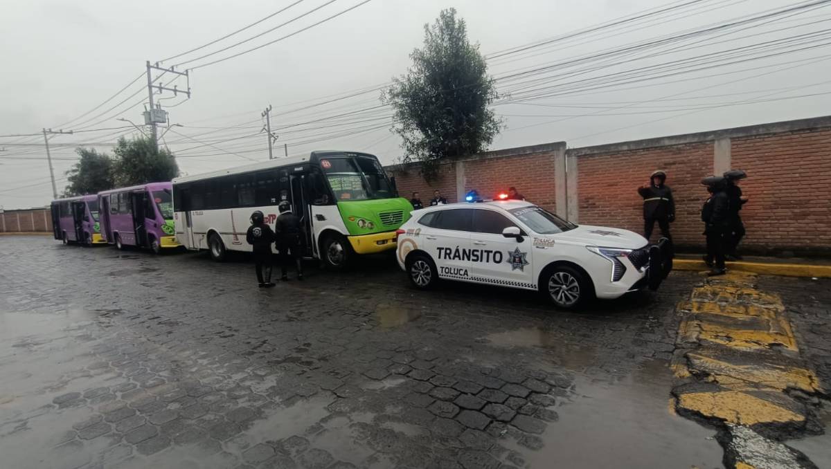 Vecinos lo reportaran por presuntamente ingerir bebidas alcohólicas dentro del camión. | Foto: Especial
