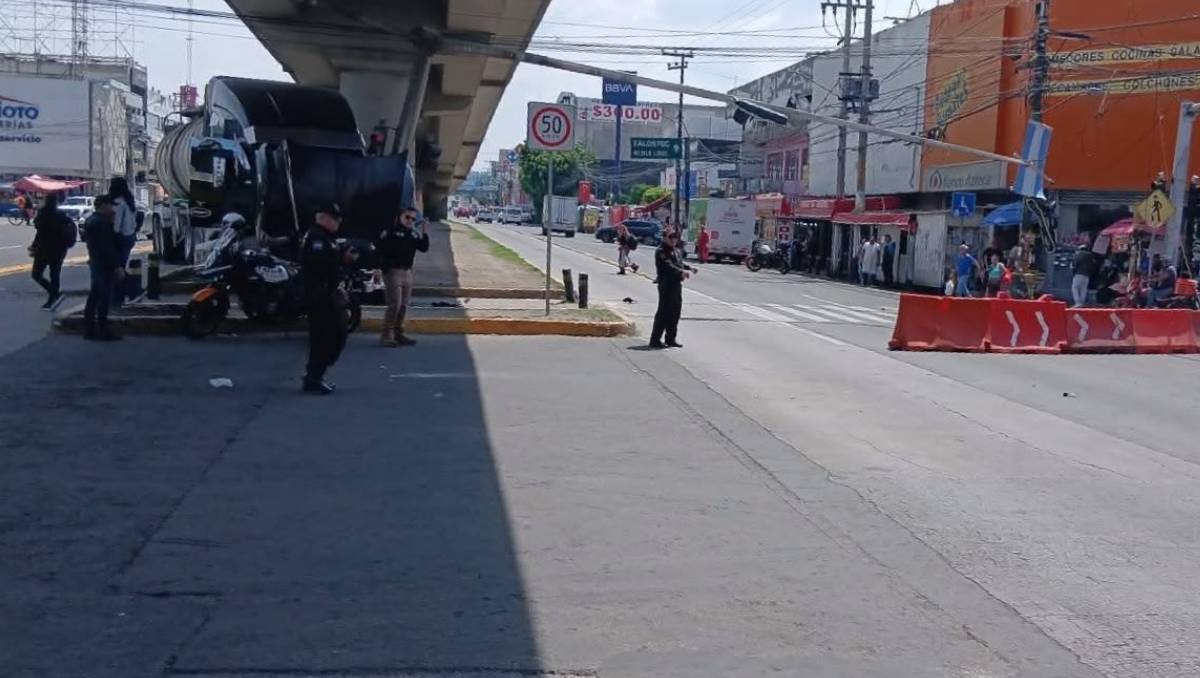 El accidente ocurrió en Vía Morelos, Ecatepec, donde un tráiler impactó un semáforo. |  Foto: Redes sociales