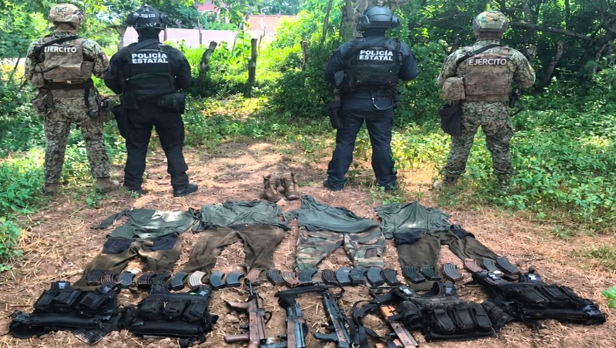 El armamento de uso exclusivo, los chalecos balísticos y los tres implicados quedaron a disposición del Ministerio Público.| Foto: Especial