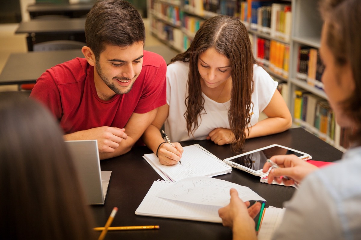 El aumento de los costos ha elevado la demanda de becas para estudiar en el extranjero. | Foto: Magnific