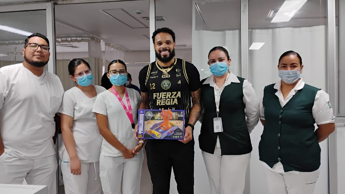 Avry Holmes cambia las canastas por sonrisas en emotiva visita a niños. (Martha Cedillo)