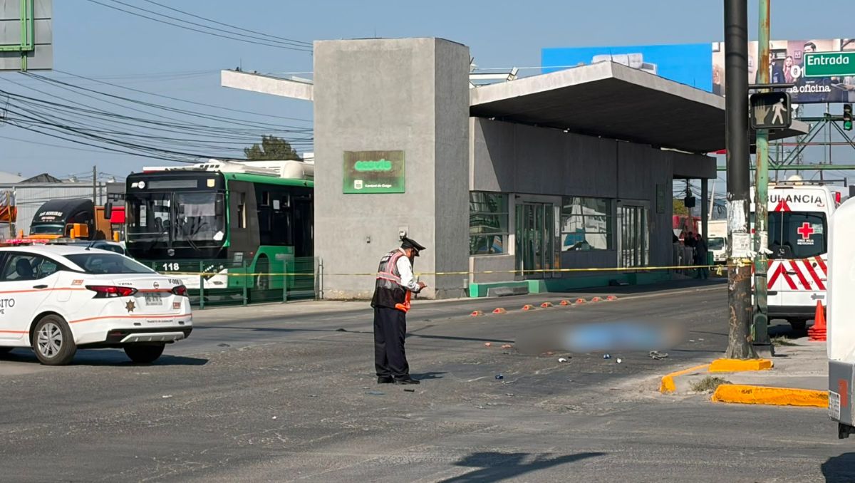 Ciclista muere arrollado por tráiler y varios autos en Ruiz Cortines y Bonifacio Salinas | Gabriela Garza
