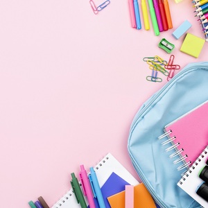 Reutilizar aquellos artículos que estén en buen estado, hacer una lista de lo que se necesita comprar y comparar precios para elegir el mejor