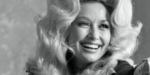 Dolly Parton en 1975, su música abordaba la privación y la pérdida, al tiempo que irradiaba posibilidades y esperanza.