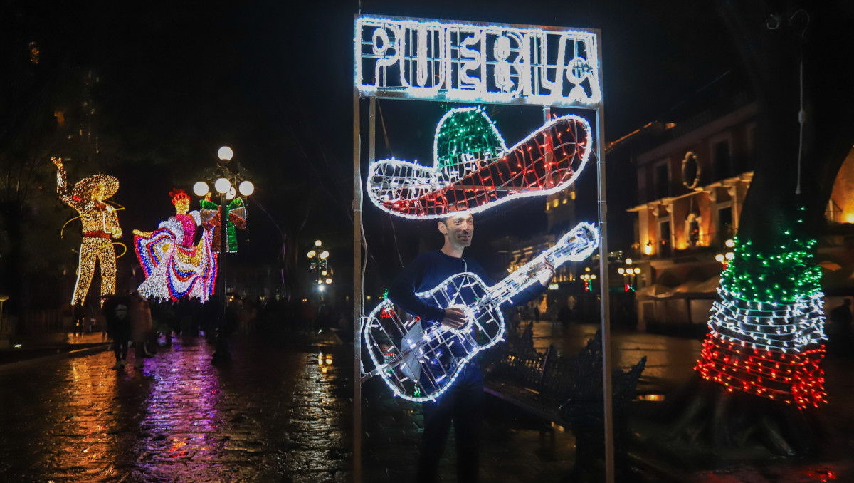 Encendido de luces de fiestas patrias en Puebla | Agencia Es Imagen