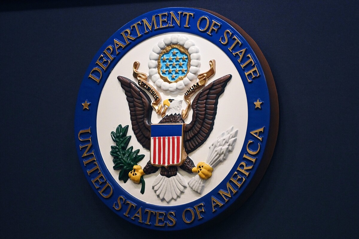 El escudo del Departamento de Estado de EEUU en el atril de la sala de prensa del Departamento de Estado en Washington. | AP