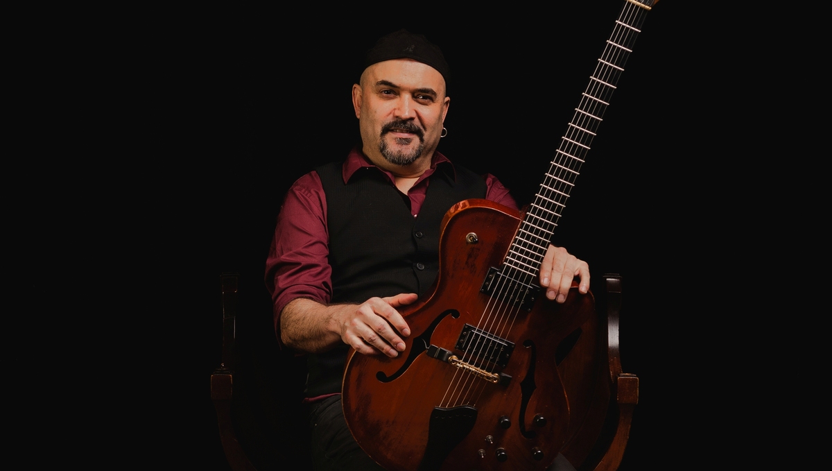 El guitarrista Francisco Lelo de Larrea participará con su quinteto.  (Cortesía: JazzMx)