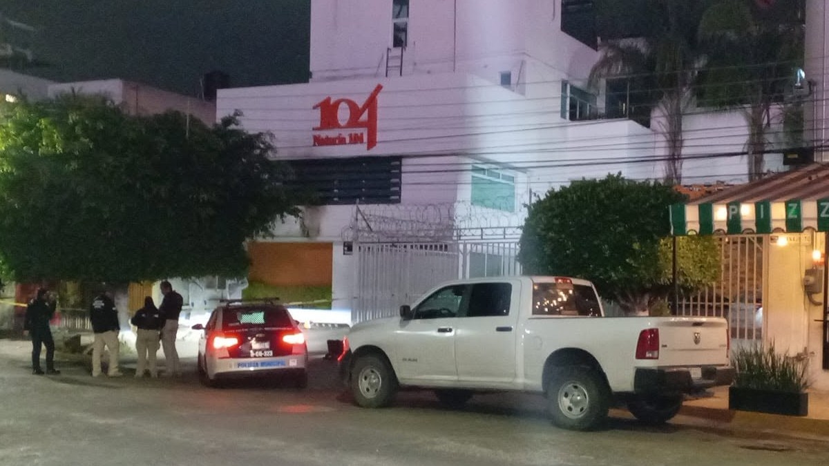 Las llamas comenzaron a propagarse en la parte exterior de la notaría.