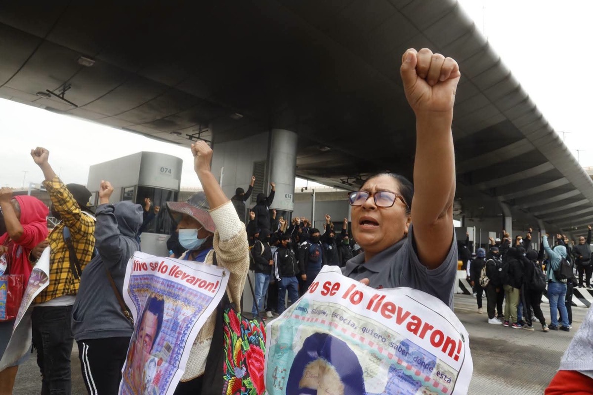 Los padres esperan información sobre el paradero de los normalistas.