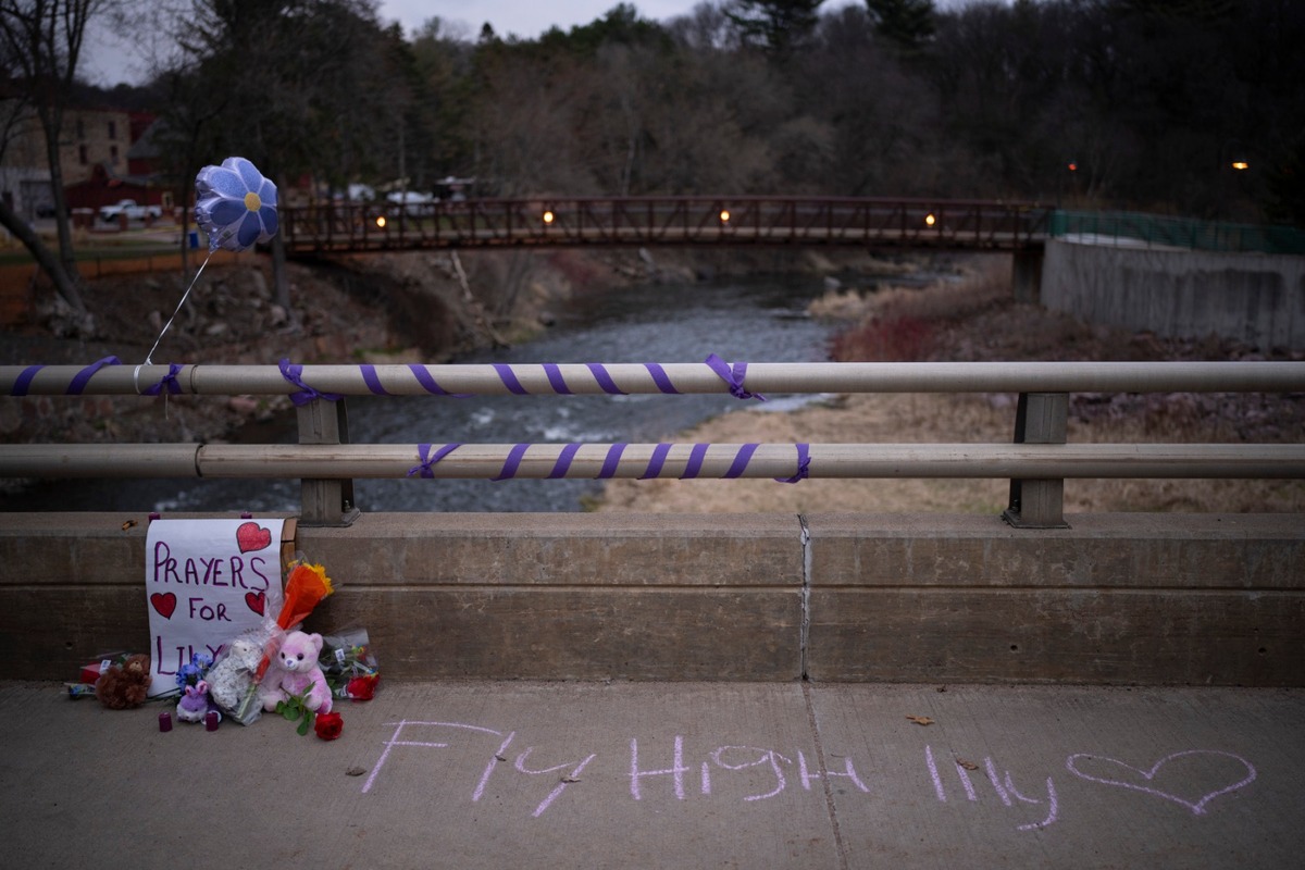 Un monumento improvisado en honor a Lily Peters, el 25 de abril de 2022, en Chippewa Falls, Wisconsin. | AP