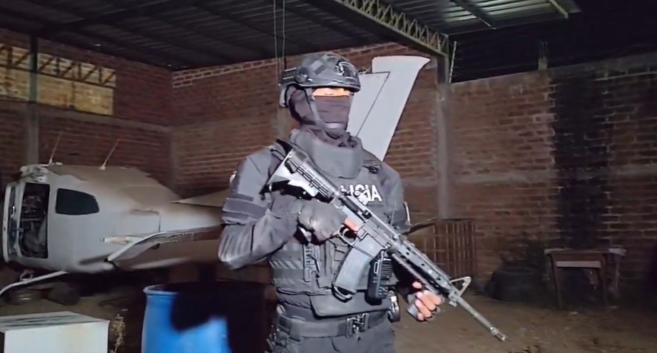Durante el operativo también fueron asegurados 20 vehículos y una avioneta. | Policía de Ecuador