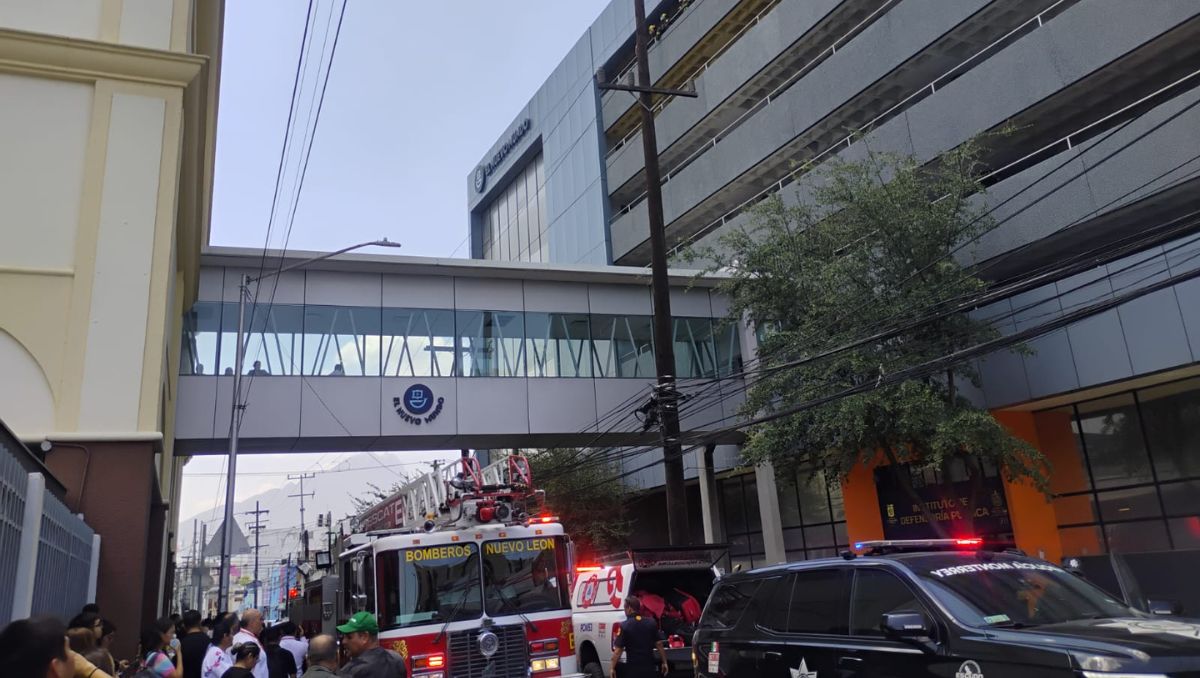 Personal de Protección Civil coordina la evacuación preventiva del personal y el cierre de la calle Matamoros | Sandra González Cortés