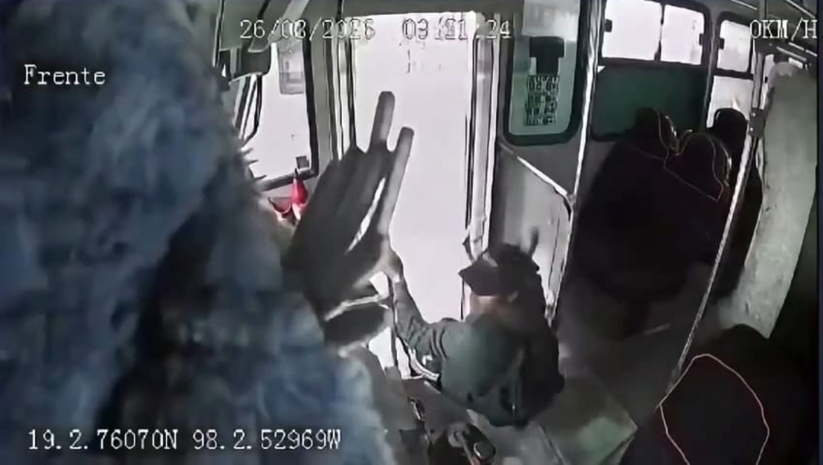 Captan a hombre robando pertenencias de chofer de la ruta 86 en Puebla | Especial