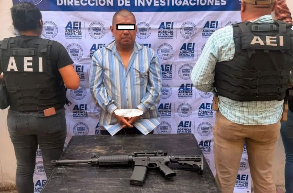 El oficial se quedó de ver con el comprador en una plaza.