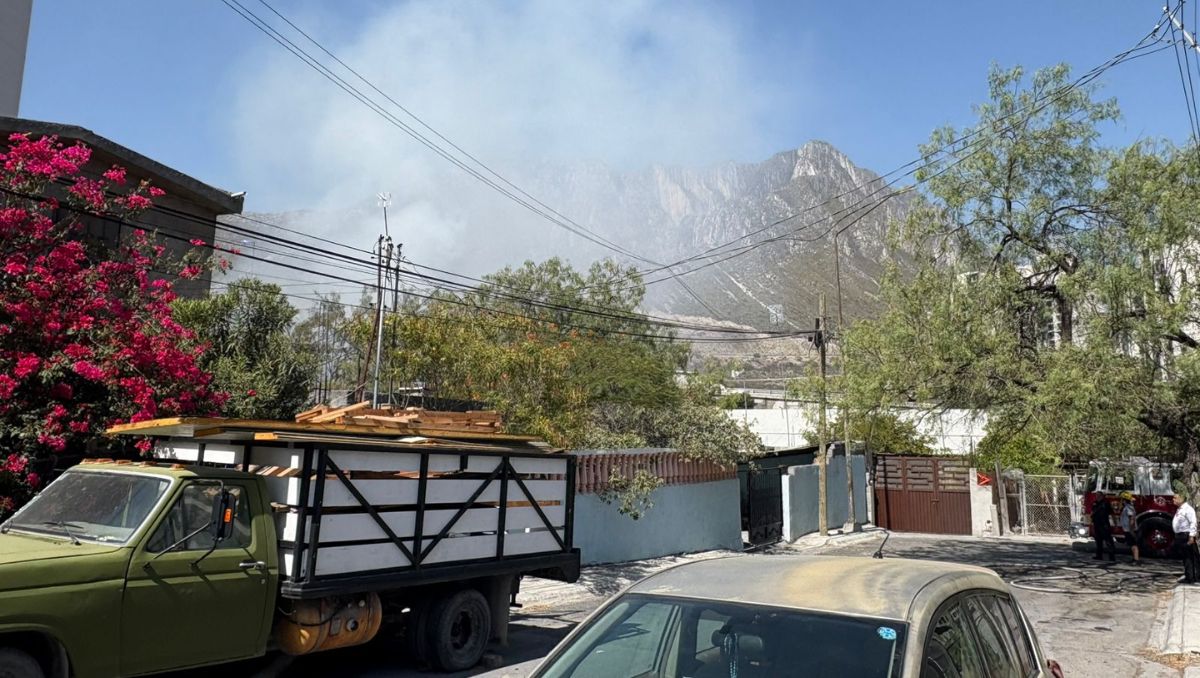 Elementos de Bomberos Nuevo León trabajan para sofocar el fuego | Pedro Delgado
