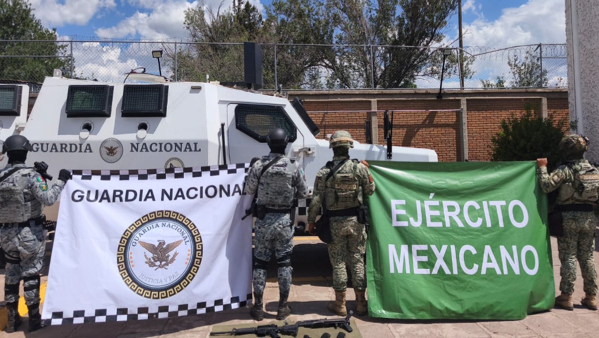Fuerzas federales y estatales aseguraron armamento de alto poder, droga y cuatro vehículos durante el operativo.| Foto: Especial