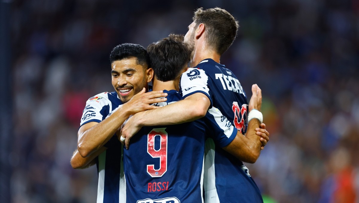 Jugadores de Rayados celebran una anotación durante un partido; Monterrey se prepara para enfrentar al América. (Imago7)